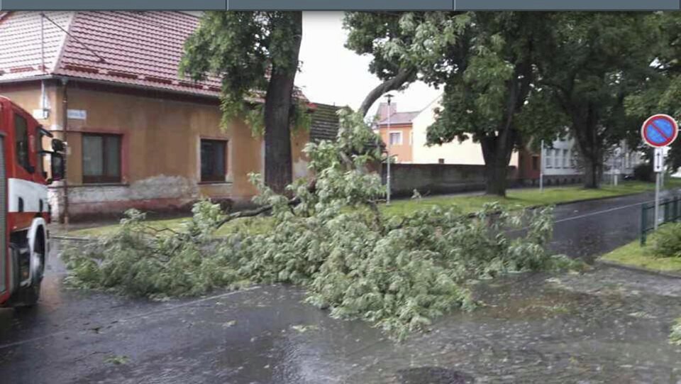 Bouřky udeřily v Olomouckém kraji, hasiči likvidovali jejich následky (16. 6. 2019).