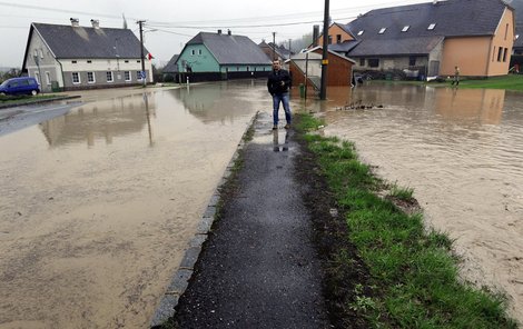 Lokální záplavu způsobila prudká bouřka v Bohutíně na Příbramsku. 