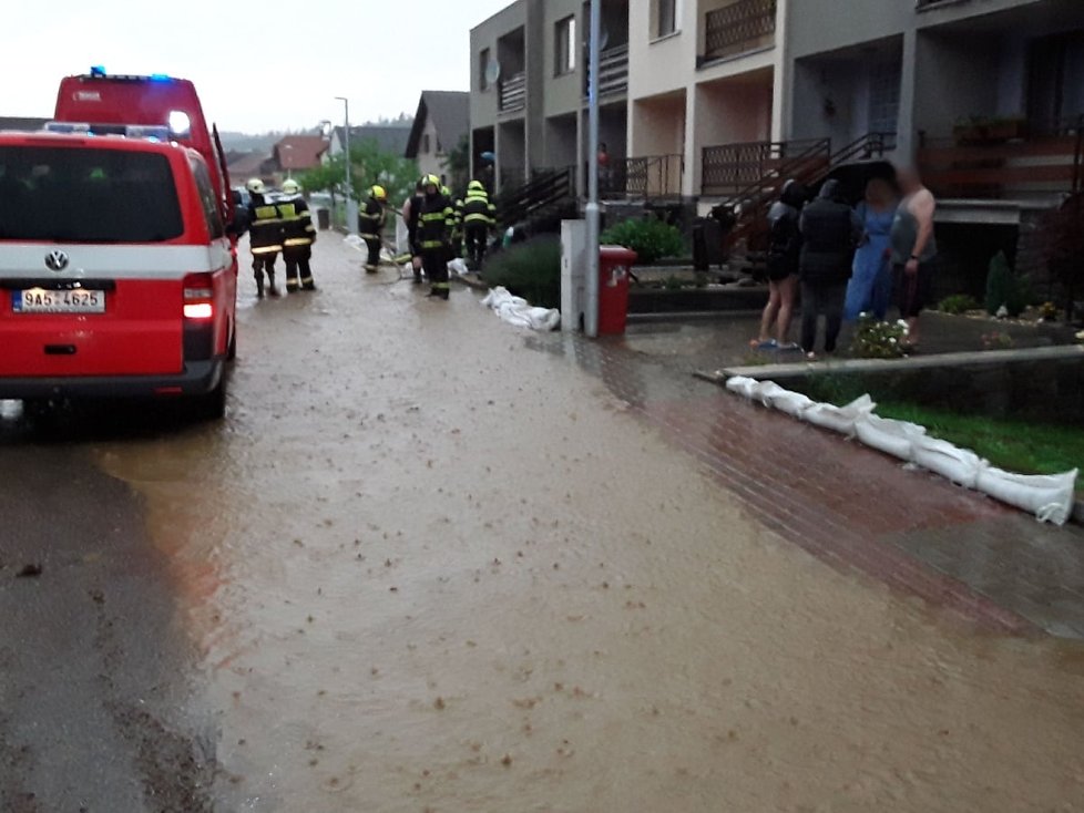 V Drnovicích na Vyškovsku přívalový déšť zaplavil silnici.