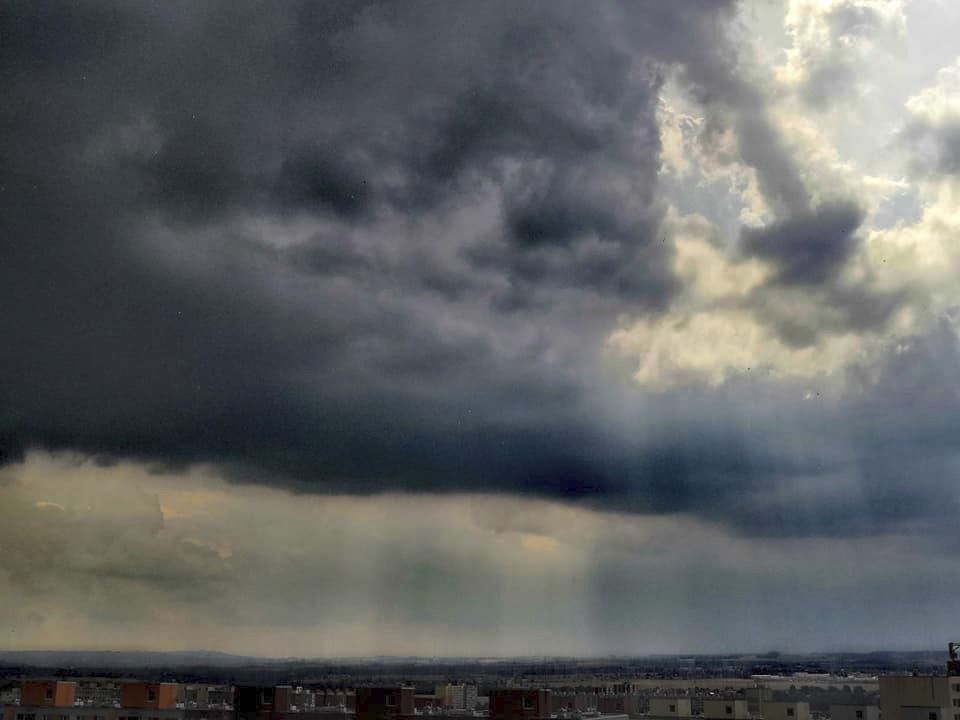 Prahou se prohnala silná bouřka. Pohled na mraky v Horních Měcholupech. (31. 7. 2019)