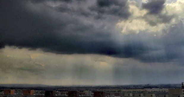 Prahou se prohnala silná bouřka. Pohled na mraky v Horních Měcholupech. (31. 7. 2019)