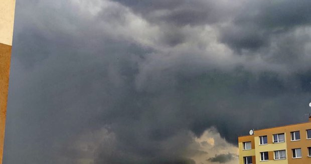 Prahou se prohnala silná bouřka. Pohled na mraky v Horních Měcholupech (31. 7. 2019)