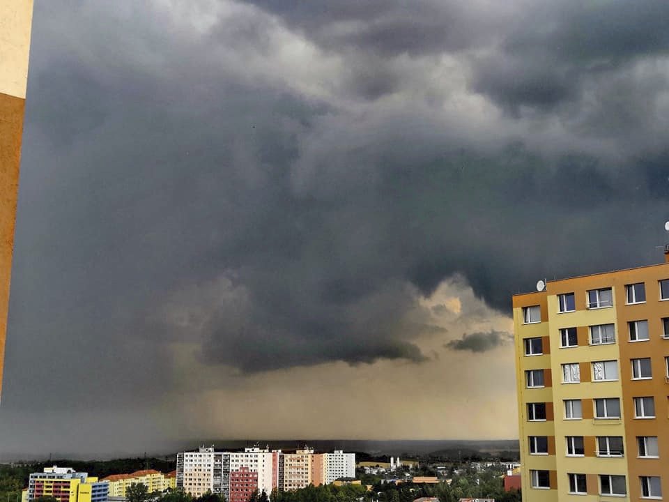 Prahou se prohnala silná bouřka. Pohled na mraky v Horních Měcholupech. (31. 7. 2019)