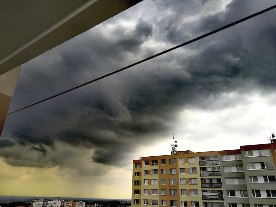 Prahou se prohnala silná bouřka. Pohled na mraky v Horních Měcholupech. (31. 7. 2019)