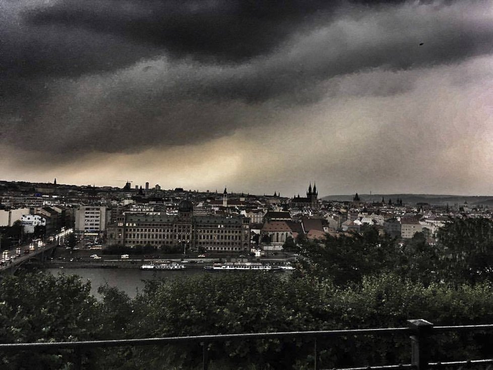 Praze se pondělní bouřky nevyhnuly.