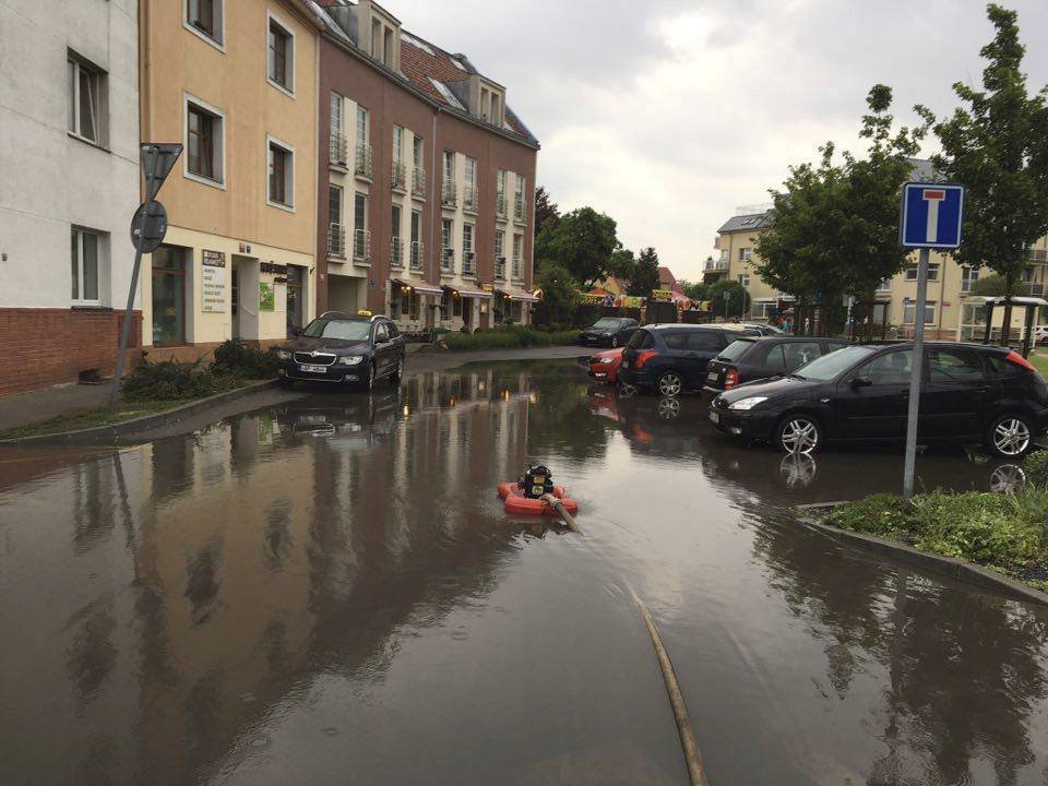 Praze se pondělní bouřky nevyhnuly.