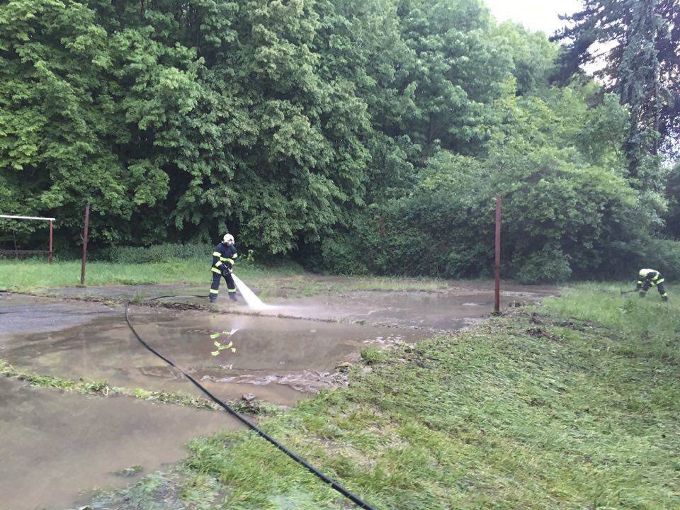 Praze se pondělní bouřky nevyhnuly. Voda zavalila městskou část Praha-Suchdol, kde zasahovali i hasiči.