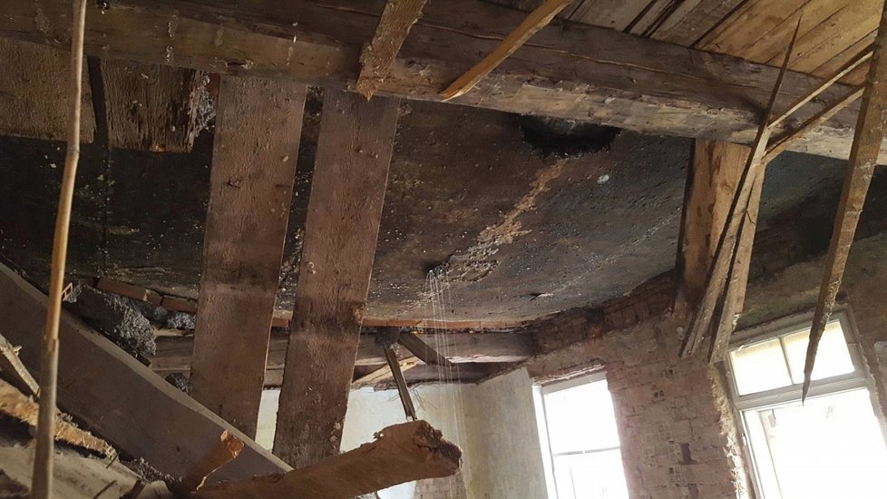 Jarní bouřky napáchaly první škody: V Olomouci se zřítil strop bytu.