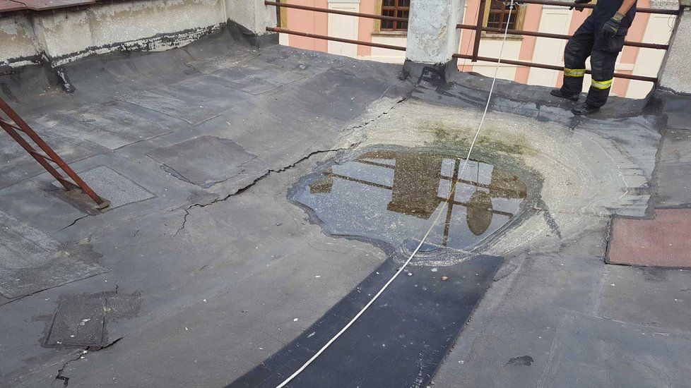 Jarní bouřky napáchaly první škody: V Olomouci se zřítil strop bytu.