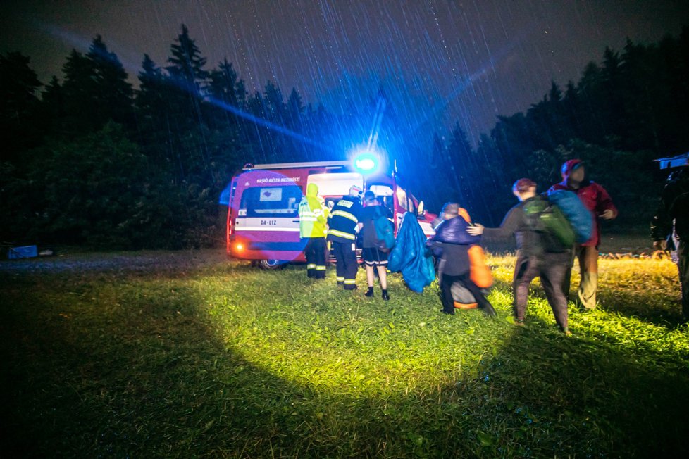 Kvůli silné bouři hasiči v noci na 9. července evakuovali dětský tábor  u Vernéřovic na Náchodsku.