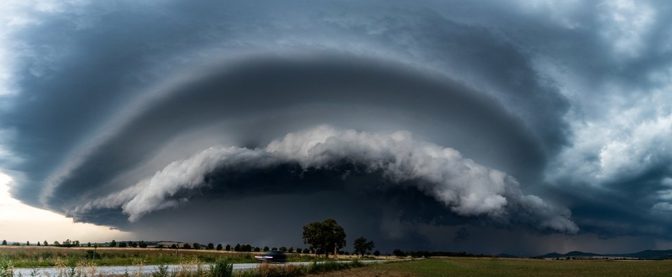 Bouřky vystřídaly tropy. A přinesly tuto nebeskou podívanou, kterou zachytil fotograf Richard Klofáč z Uherského Hradiště 