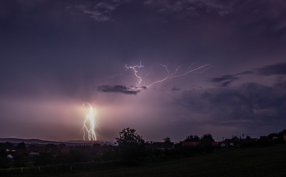 Bouřky vystřídaly tropy. A přinesly tuto nebeskou podívanou, kterou zachytil fotograf Richard Klofáč z Uherského Hradiště