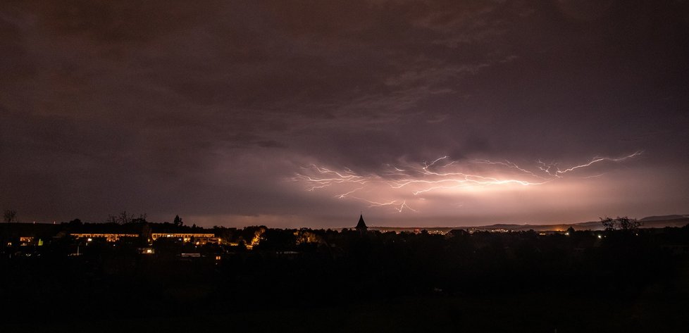 Bouřky vystřídaly tropy. A přinesly tuto nebeskou podívanou, kterou zachytil fotograf Richard Klofáč z Uherského Hradiště