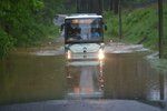 Karlovarský kraj zasáhly silné bouřky. Přívalový déšť místy zatopil sklepy, ale i silnice nižších tříd na Chebsku (24. květen 2018)
