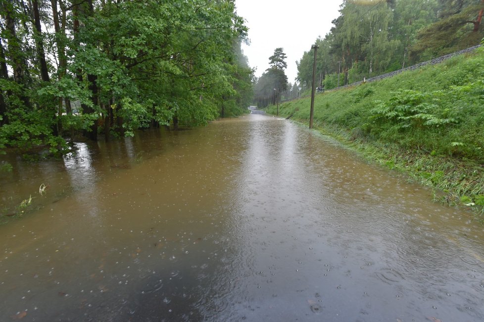 Karlovarský kraj zasáhly silné bouřky. Přívalový déšť místy zatopil sklepy, ale i silnice nižších tříd na Chebsku (24. květen 2018).