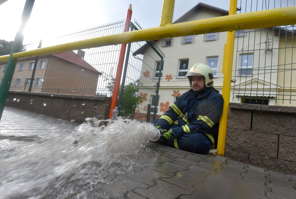 Karlovarský kraj zasáhly silné bouřky. Přívalový déšť místy zatopil sklepy, ale i silnice nižších tříd na Chebsku (24. květen 2018).