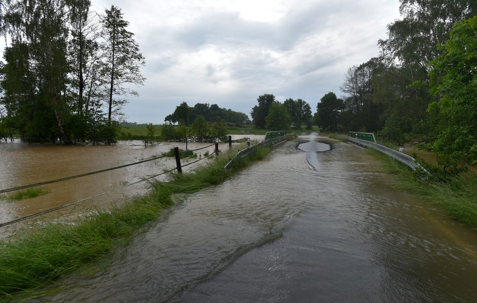 Karlovarský kraj zasáhly silné bouřky. Přívalový déšť místy zatopil sklepy, ale i silnice nižších tříd na Chebsku (24. květen 2018).