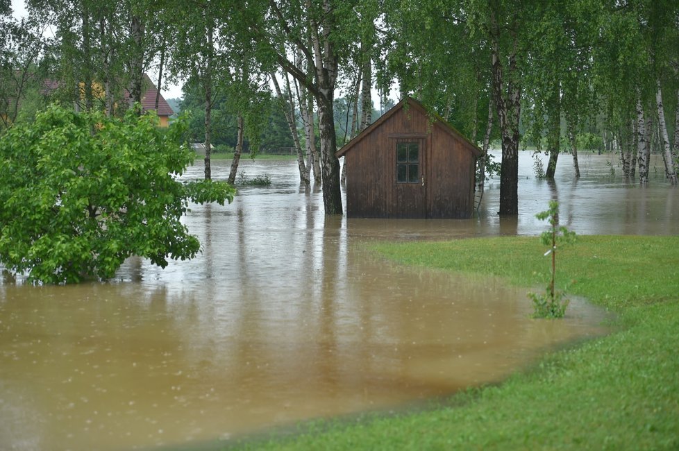 Karlovarský kraj zasáhly silné bouřky. Přívalový déšť místy zatopil sklepy, ale i silnice nižších tříd na Chebsku (24. květen 2018)