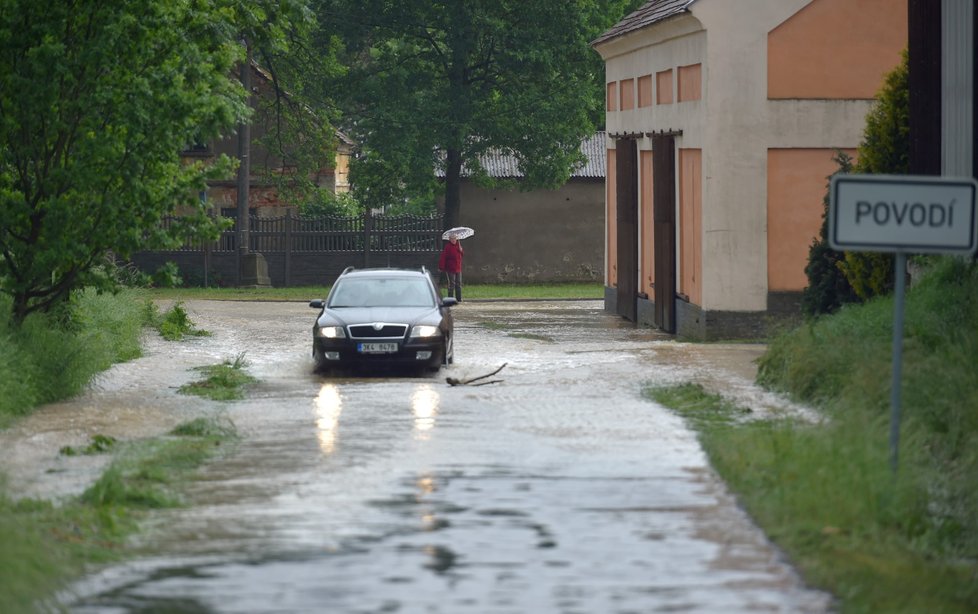 Karlovarský kraj zasáhly silné bouřky. Přívalový déšť místy zatopil sklepy, ale i silnice nižších tříd na Chebsku (24. květen 2018)