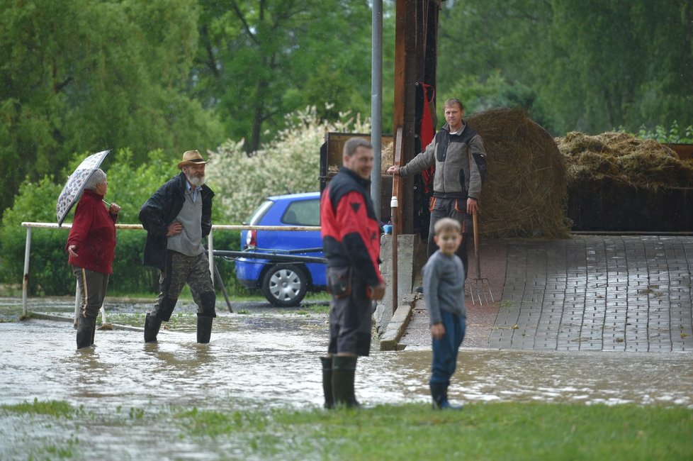 Karlovarský kraj zasáhly silné bouřky. Přívalový déšť místy zatopil sklepy, ale i silnice nižších tříd na Chebsku (24. květen 2018)