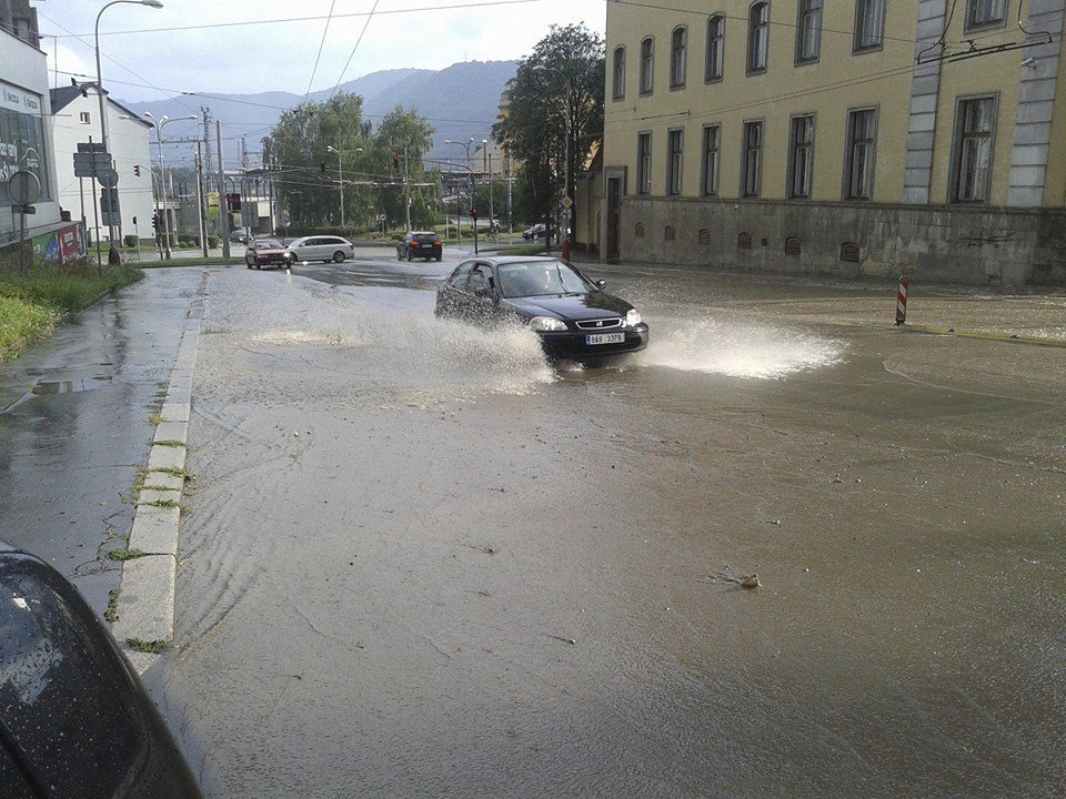 Ulice v Ústí nad Labem zatopila voda z přívalových dešťů.