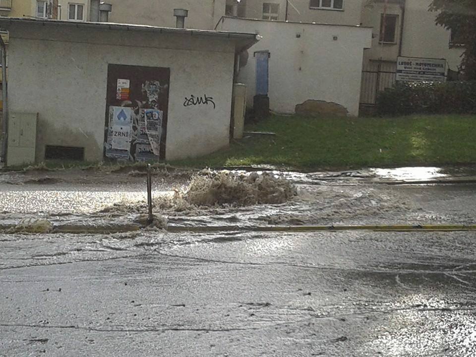 Voda se v Ústí nad Labem řinula z kanálů.