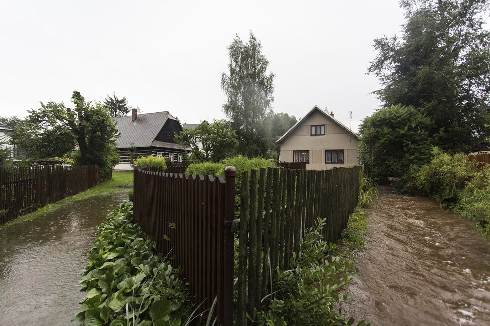 Svratka se rozvodnila po vydatném dešti 3. srpna v Herálci na Žďársku.