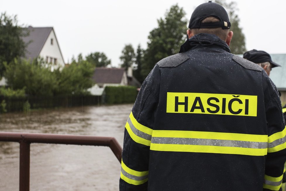 Hasiči v Herálci sledují hladinu stoupají Svratky