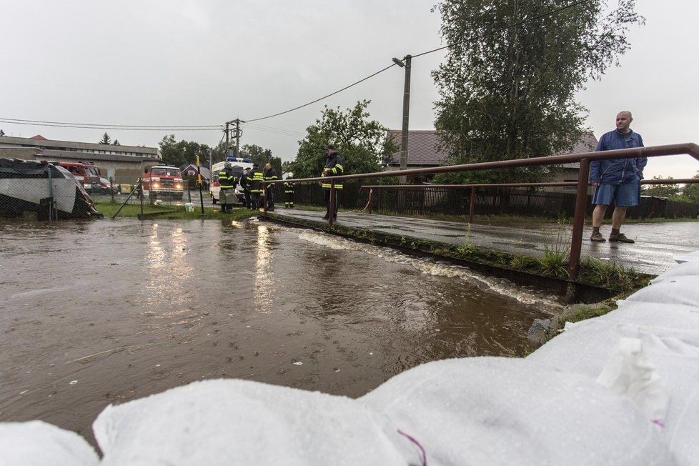 Hasiči v Herálci u mostu rozmístili pytle s pískem