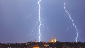 Během odpoledních hodin se budou opět vytvářet lokální přeháňky nebo bouřky, a to zejména na Moravě a ve Slezsku. Bouřky mohou být ojediněle doprovázené zesílením větru na rychlost 70 km/h a přívalovým deštěm.