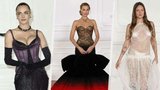 Bouřlivé výšiny, nebo výstřihy: Sexy Cara i krásná Margot Robbieová na premiéře