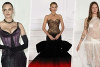 Bouřlivé výšiny, nebo výstřihy: Sexy Cara i krásná Margot Robbieová na premiéře