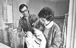1979: Se synem a nevlastním synem Petrem Svojtkou v bytě u pražské botanické zahrady. Když se jí narodil syn Honzík, prožívala nejšťastnější období.