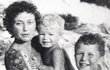 1981: Jana se synem Janem a synem Petra Svojtky na poslední společné dovolené u moře.