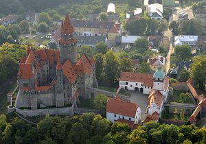 Řád německých rytířů požádal 13. listopadu v rámci církevních restitucí o vydání zhruba 13.500 hektarů pozemků, zpět chce i některé budovy, mimo jiné hrady Bouzov