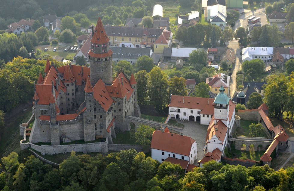 Řád německých rytířů požádal 13. listopadu v rámci církevních restitucí o vydání zhruba 13.500 hektarů pozemků, zpět chce i některé budovy, mimo jiné hrady Bouzov.