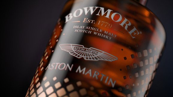 Aston Martin použil precizní přístup tvorby aut k výrobě whisky