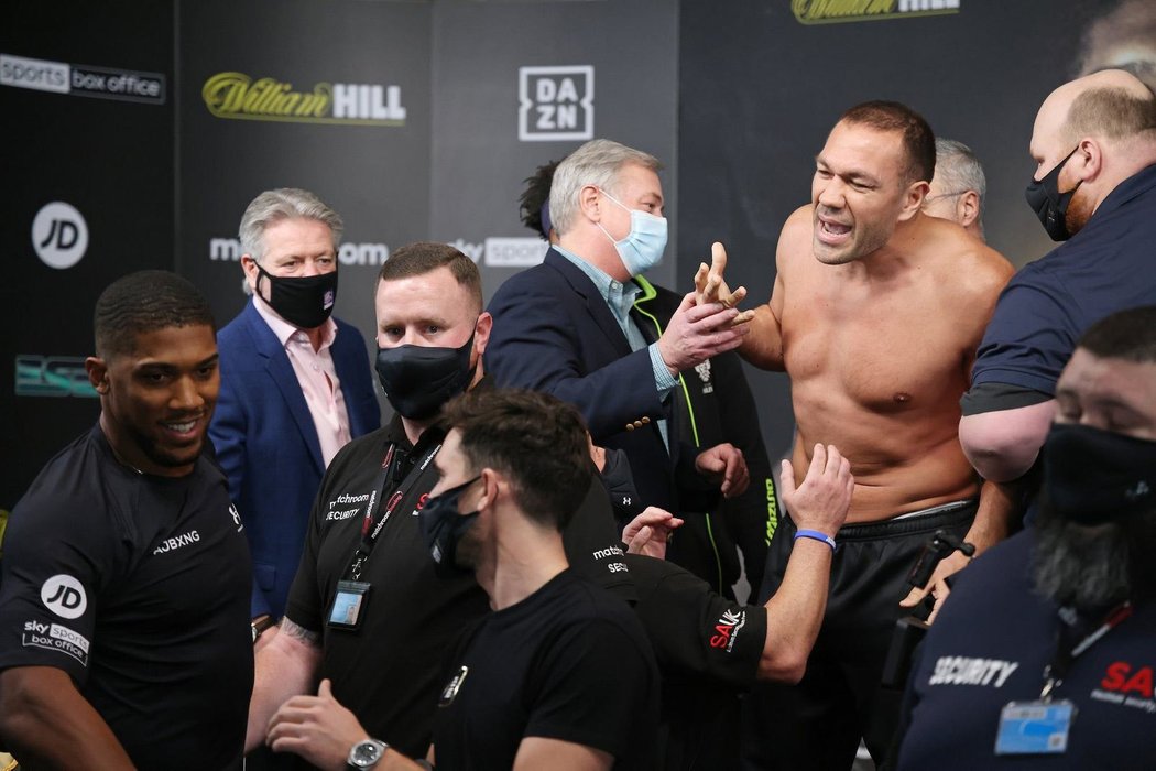 &#34;Zítra ti ukážu,&#34; pokřikoval Kubrat Pulev na Anthonyho Joshuu na předzápasovém vážení.