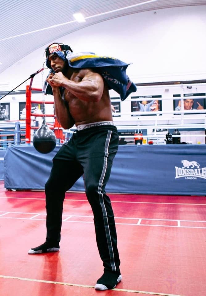 Britský boxer Anthony Joshua během přípravy na zápas bulharským ranařem Kubratem Pulevem.