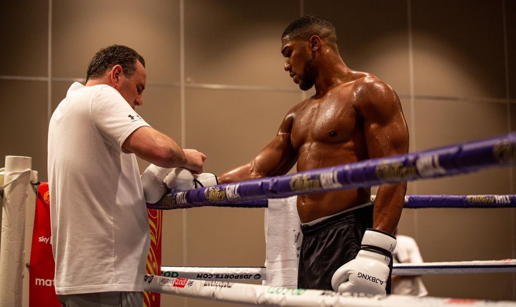 Anthony Joshua na jednom z tréninků před zápase Kubratem Pulevem