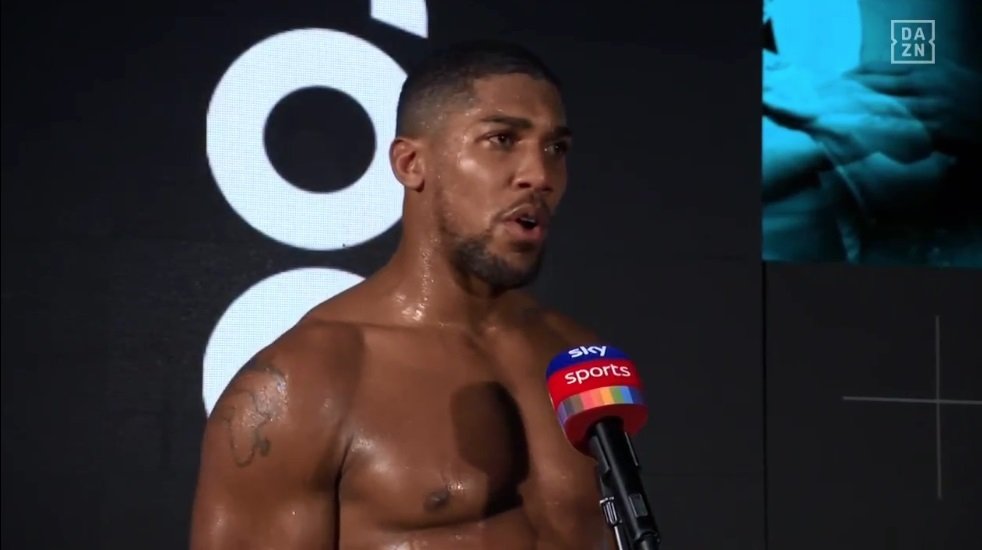 Anthony Joshua na pozápasovém proslovu, který zakončil přáním: &#34;Veselé Vánoce!&#34;