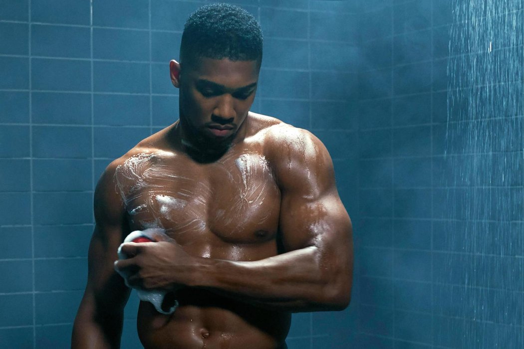 Boxer Anthony Joshua dělá i reklamy na sprchové gely