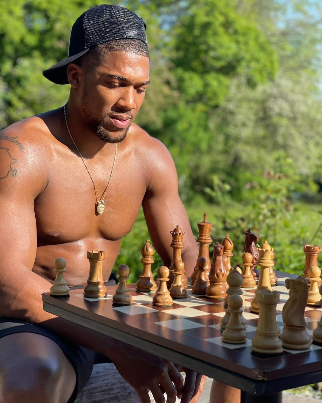 Anthony Joshua hraje velice rád šachy, navíc mu to prý pomáhá rozvíjet taktické myšlení