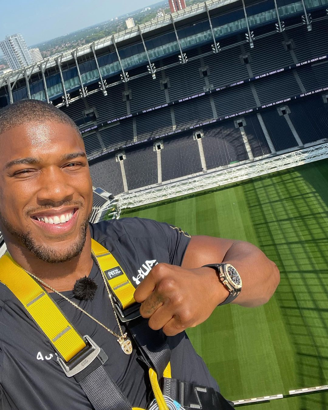 Místo dění. Anthony Joshua vylezl v rámci proma příštího zápasu na střechu stadionu Tottenhamu