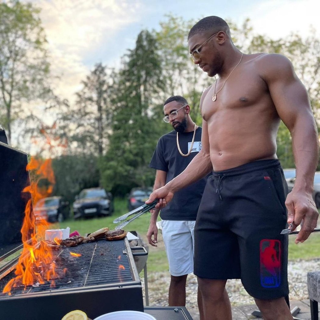 Boxer Anthony Joshua během odpočinku s přáteli