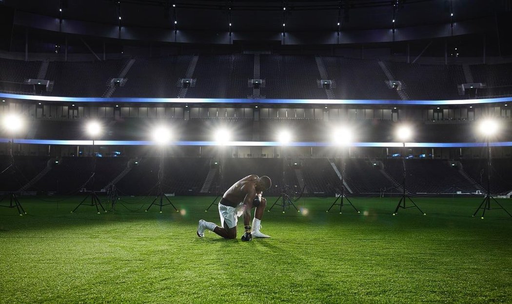 Anthony Joshua na stadionu Tottenhamu, kde se 25. září uskuteční jeho zápas s Usykem