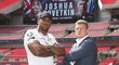 Anthony Joshua se svým příštím soupeřem Alexandrem Povětkinem