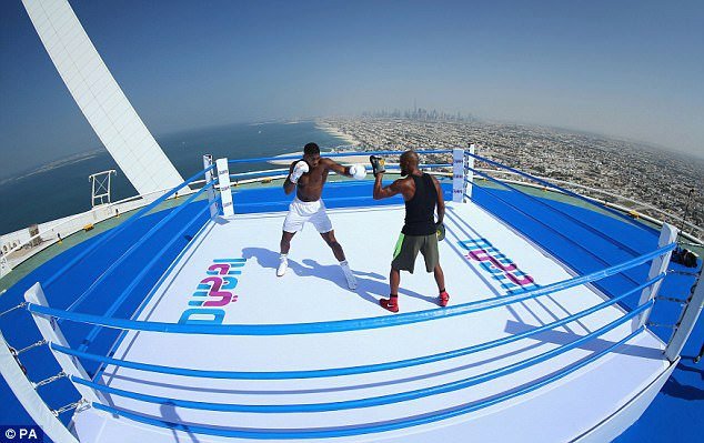 Boxer Anthony Joshua trénoval na střeše luxusního mrakodrapu v Dubaji.