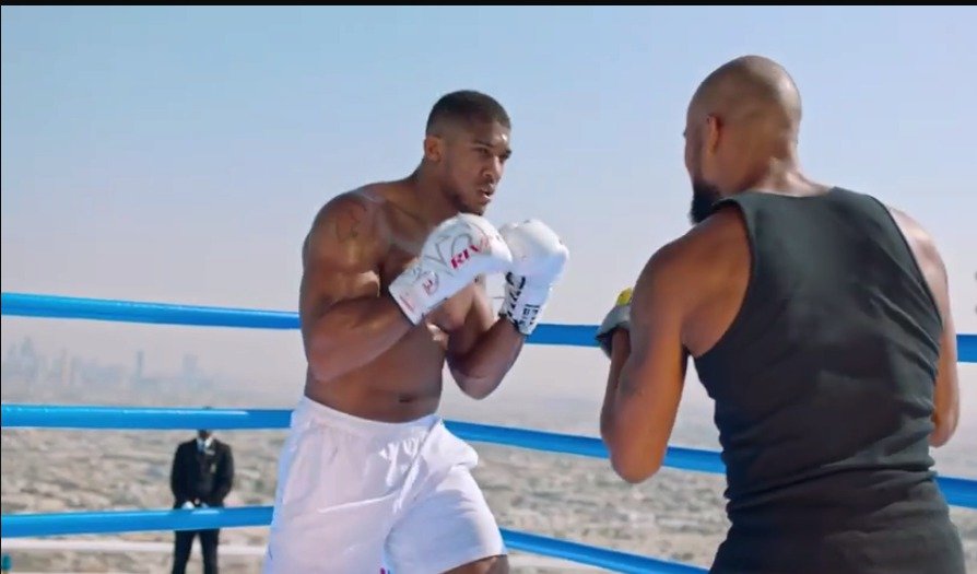 Boxer Anthony Joshua trénoval na střeše luxusního mrakodrapu v Dubaji.