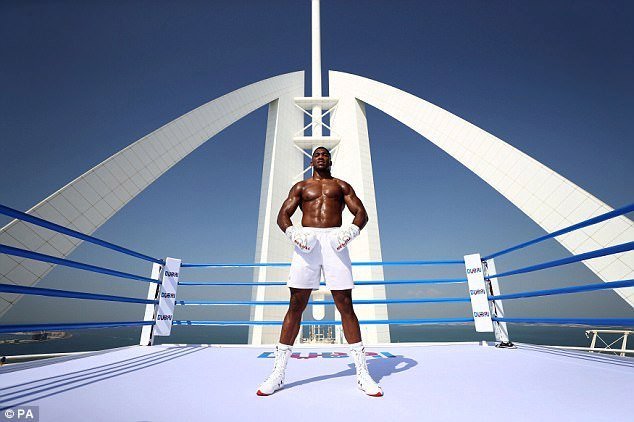 Boxer Anthony Joshua trénoval na střeše luxusního mrakodrapu v Dubaji.